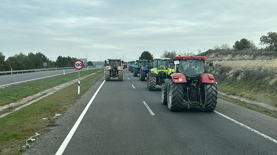 Más de 100 tractores han recorrido el tramo entre Almudévar y Huesca de la A-23.