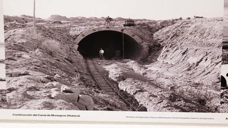 La exposición muestra decenas de documentos, fotografías y planos originales. Aquí una imagen de la construcción del Canal de Monegros en Huesca.