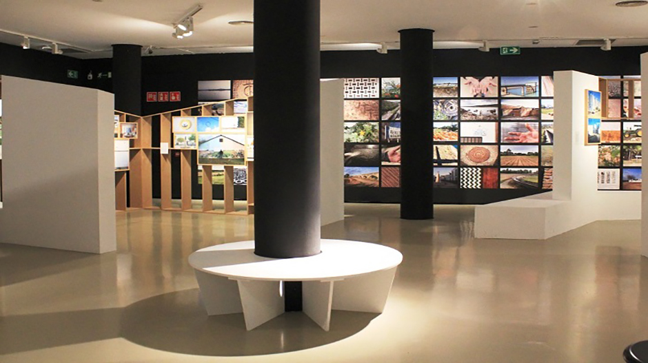 Imagen de la segunda planta de la exposición comisionada por por Ana Amado y AndrésPatiño.