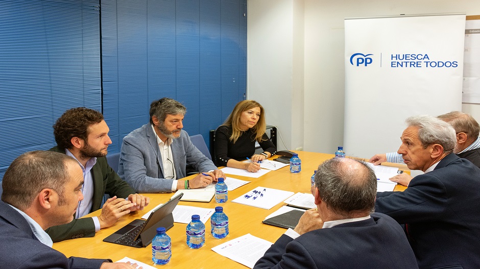 La reunión mantenida la mañana de este jueves entre la dirección del Partido Popular de Huesca, representantes de la plataforma “Monegros no pierdas tu tren” y de organizaciones empresariales.