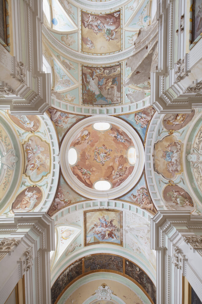 Imagen de la decoración de las bóvedas de la nave central de la iglesia. Diputación Provincial de Huesca.