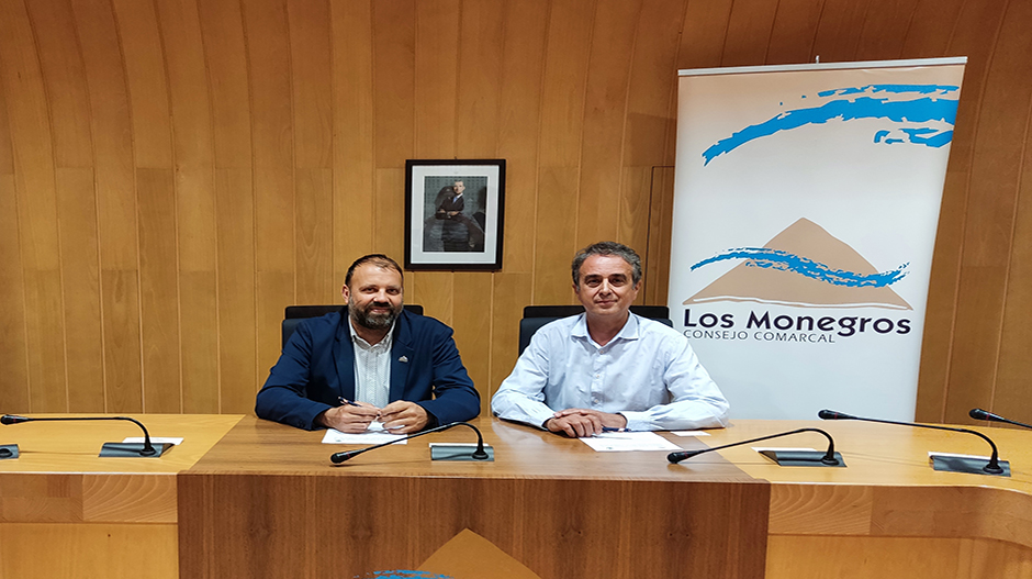 El presidente de la Comarca de Los Monegros, Pedro Loscertales, y el director del Centro Solidaridad Interdiocesano de Huesca, Alfredo Carrera, durante la firma del convenio.