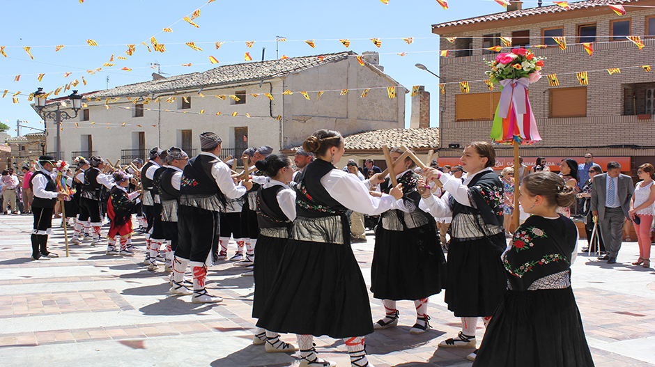 Imagen de la tradicional actuación del grupo de dance de La Almolda.