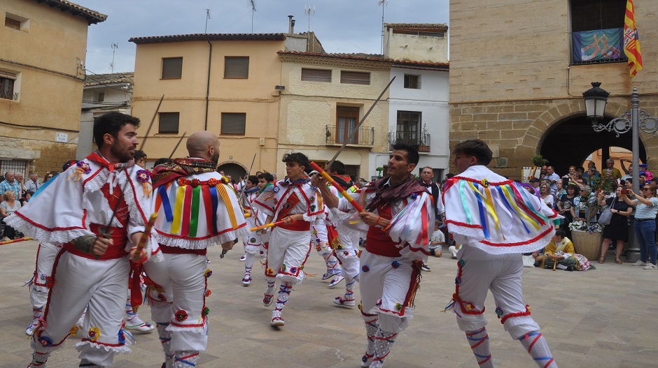 El Dance de Tardienta durante el encuentro del pasado año en la localidad de Sena.