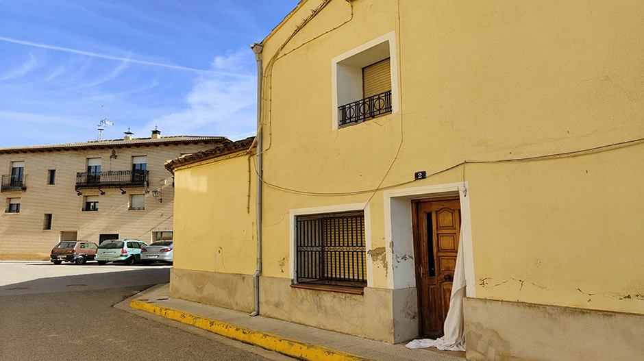 La vivienda está situada en la calle Teruel, número 2, entre las plazas España y Europa.