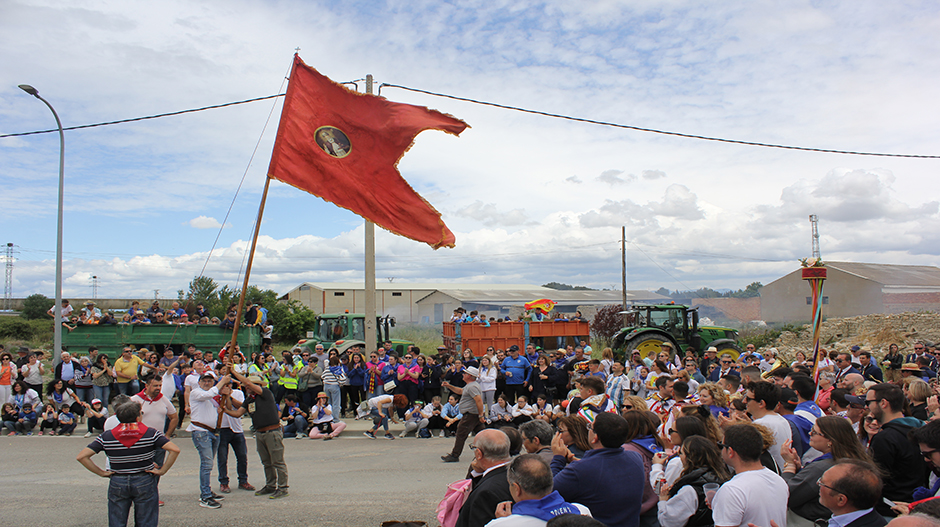 El primer saludo ha tenido lugar en la entrada del pueblo.