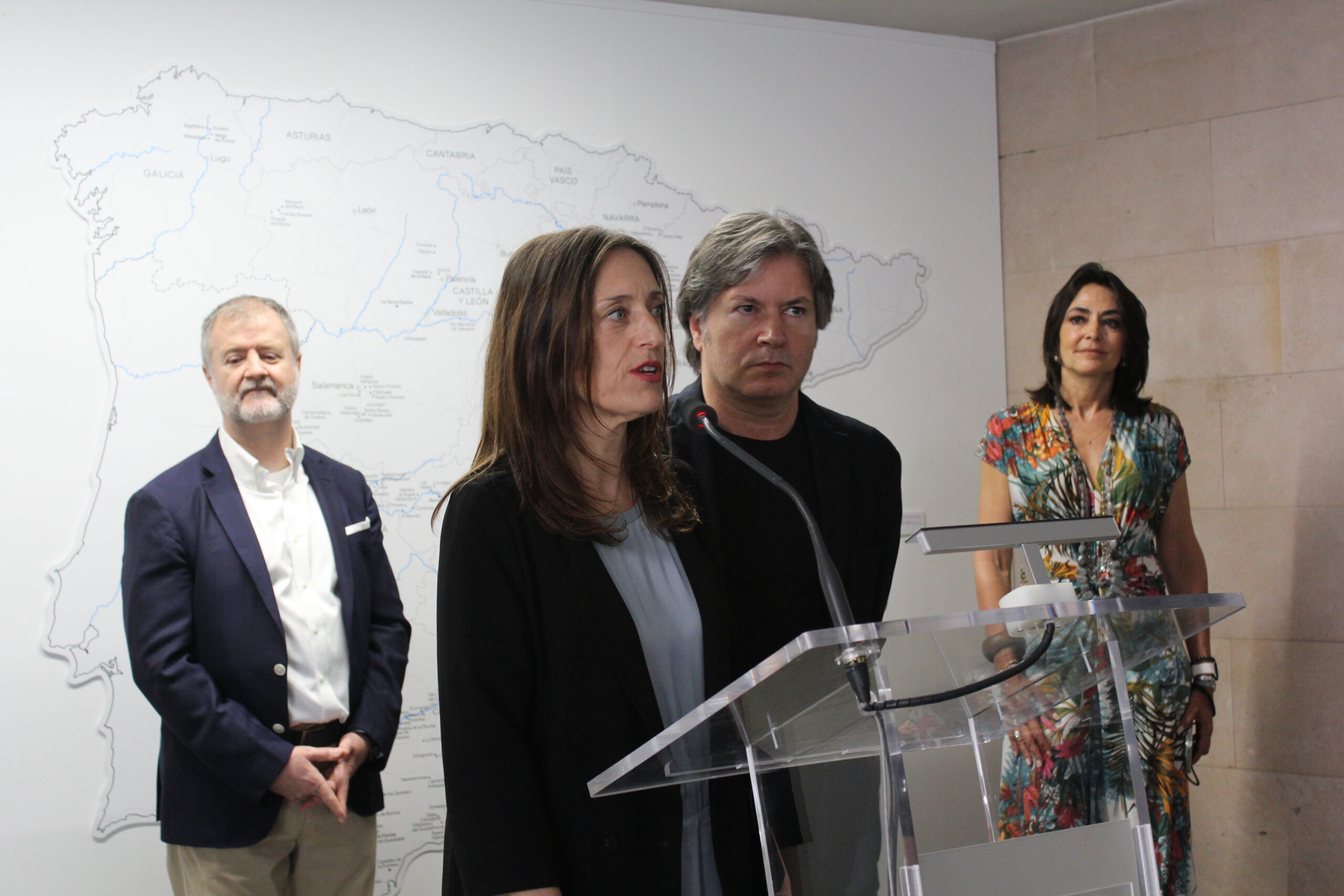 Ana Amado y Andrés Patiño, comisarios de la exposición participaron en el acto de inauguración organizado en la sala de la DPH.