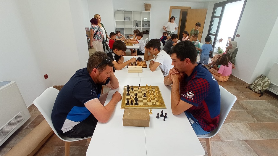 Vecinos de Sena en el torneo de ajedrez. Foto: Juan Luis Almerge.