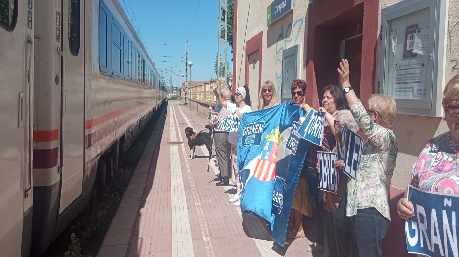 Varios miembros del colectivo durante su concentración número 39 en Grañén el pasado domingo.