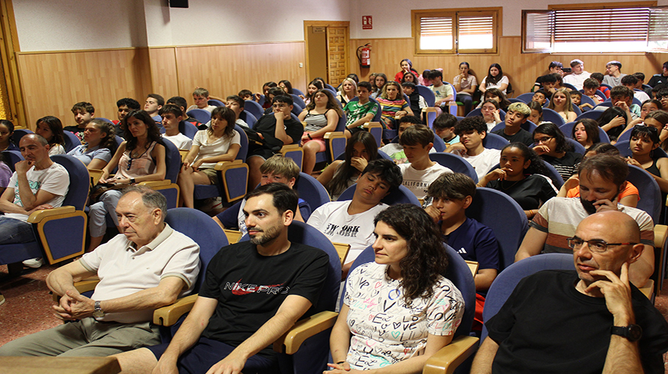 A la presentación, entre otros, acudieron profesores y alumnos del instituto así como algunos de los entrevistados. 