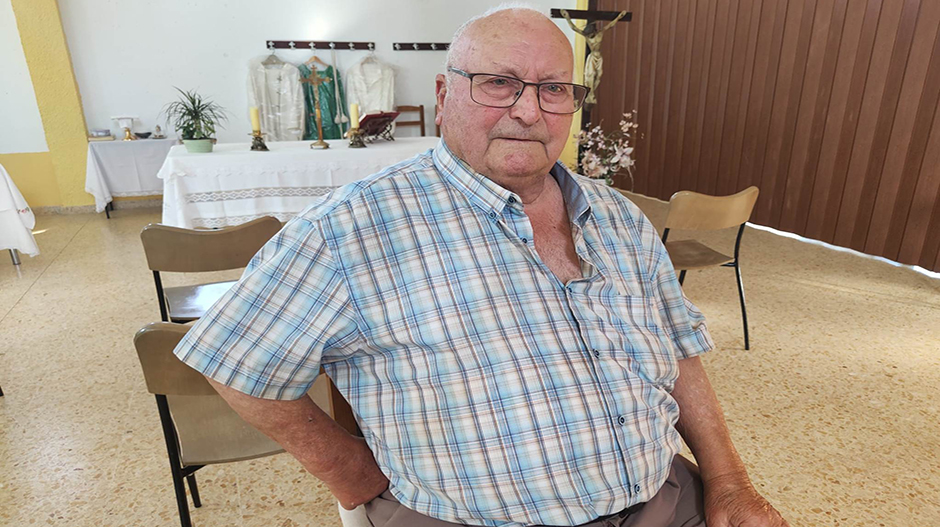 Santiago Oliva, natural de Torres de Barbués, en el salón social, con una parte reconvertida en zona de culto.