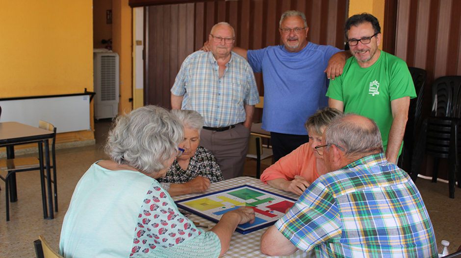 Un grupo de vecinos compartiendo juegos y tertulia en el salón social de Torres de Barbués.