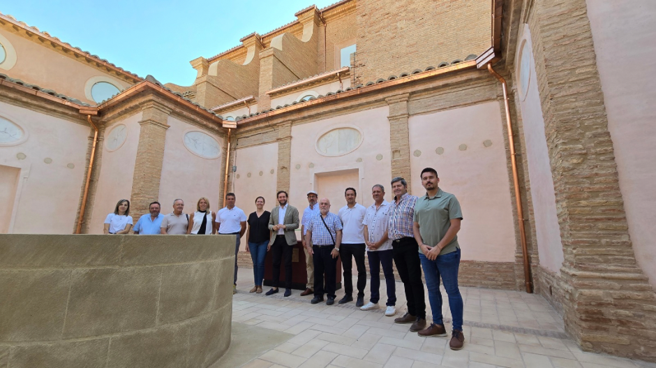 Momento de la recepción de obras celebrada en el patio del claustrillo.