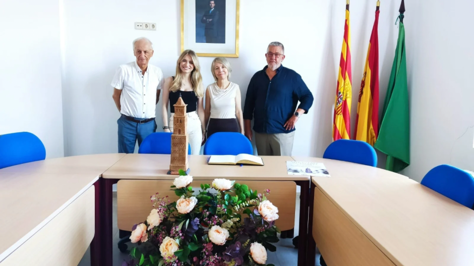 La familia Cramling-Bellón junto al alcalde de la localidad, Pedro Suñén.