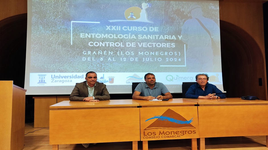 Carlos Sampériz, alcalde de Grañén; Pedro Loscertales, presidente de la Comarca y Javier Lucientes, director del curso y catedrático de la Universidad de Zaragoza, en la rueda de prensa de la mañana de este viernes en Sariñena.