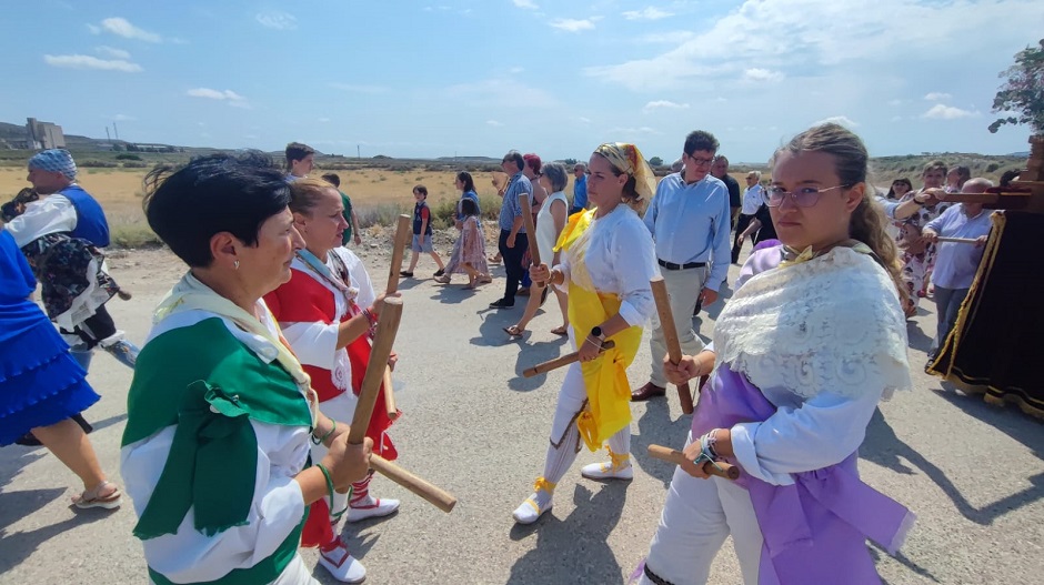 El dance ha acompañado la procesión en Castejón de Monegros.