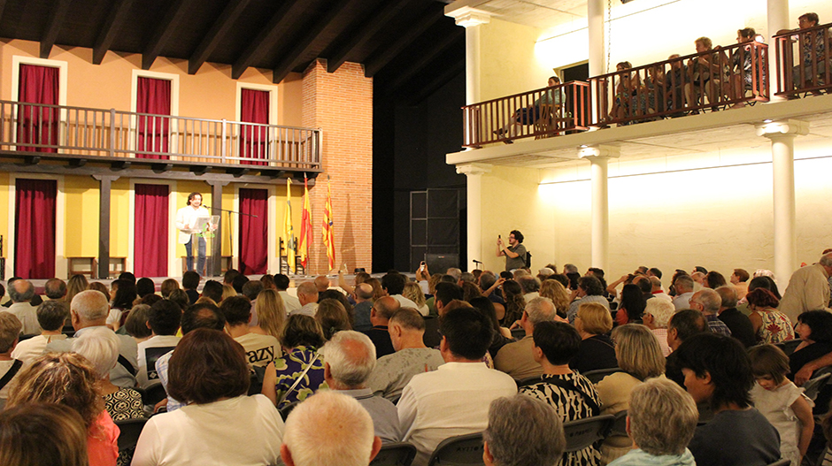 Imagen del inicio del acto. En el escenario, el alcalde del municipio, Álvaro Domec.