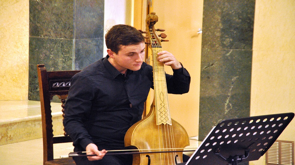 Miguel Bonal Asensio (Viola da gamba).