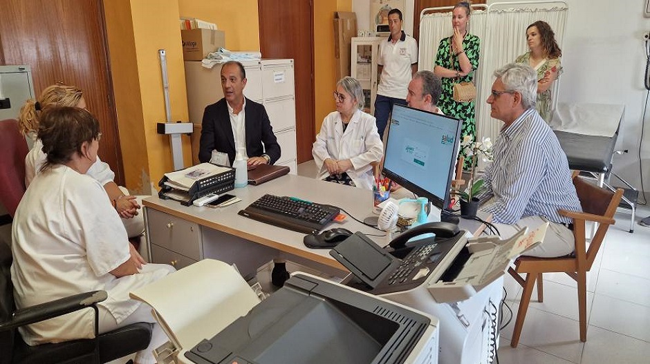 El consejero de Sanidad, en la reunión celebrada en el consultorio de Gurrea de Gállego, con profesionales del centro y la alcaldesa, Ana Irigoyen. Luego ha visitado los centros de Grañén y Ayerbe.