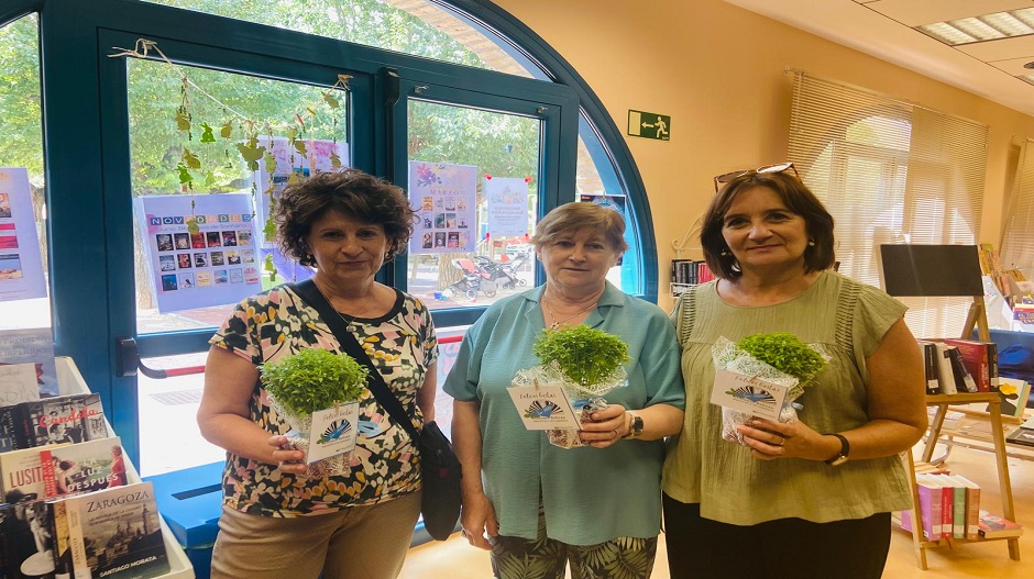 Usuarias de la Biblioteca de Sariñena con su plantita de albahaca.