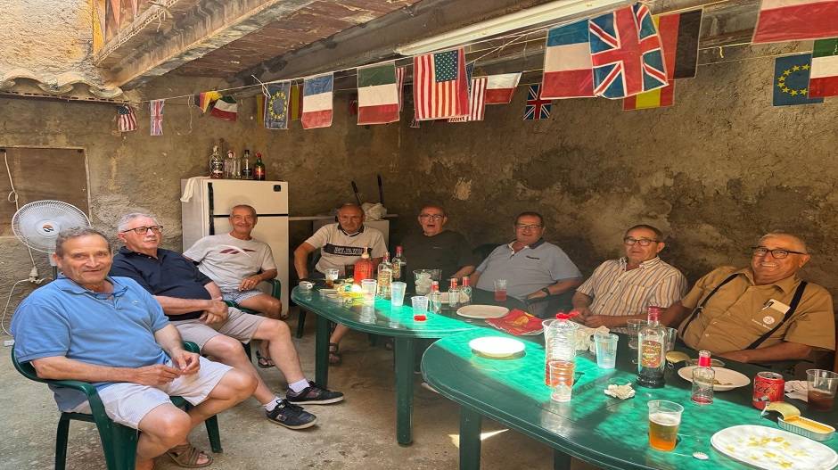 La peña Los Furtivos disfrutando de la jornada de hoy, domingo 4 de agosto.