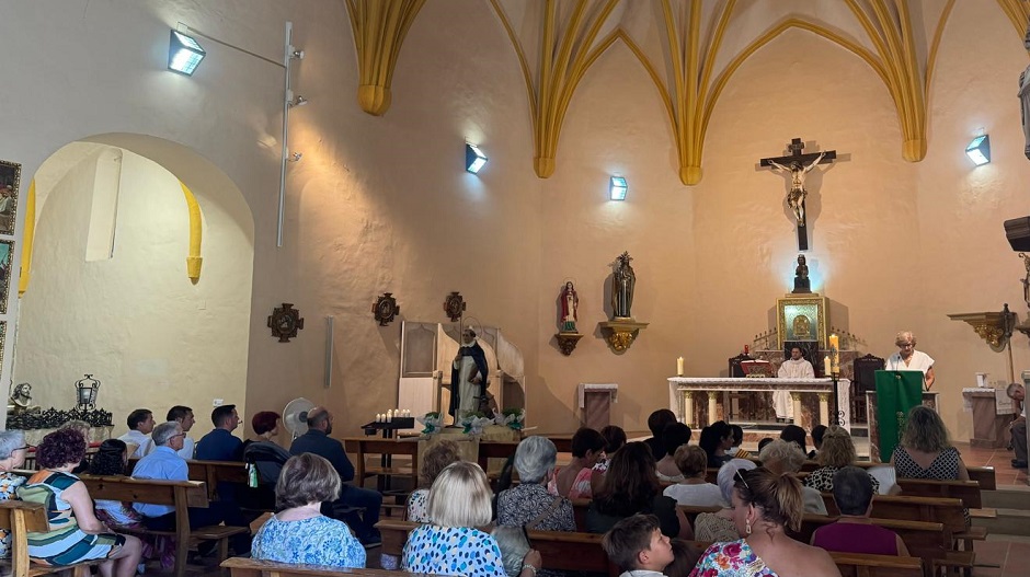 La iglesia de Villanueva de Sijena la mañana de este domingo.