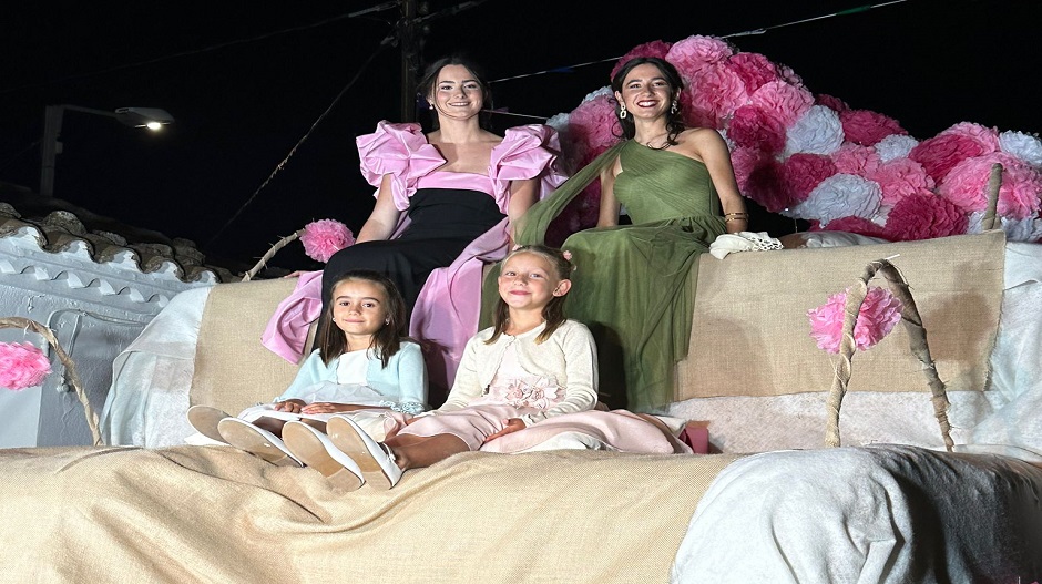 Las reinas de las fiestas de este año, Candela, Teresa, Ixeya y Sabina, en su carroza.