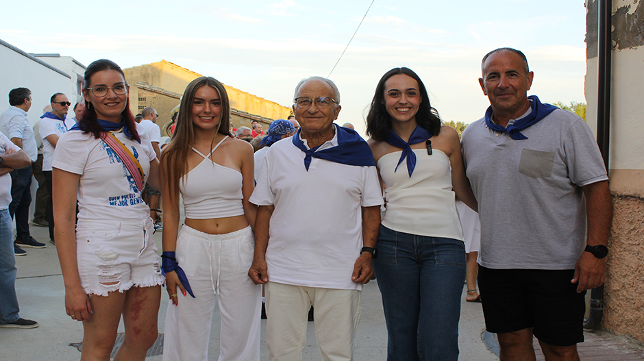 Almudena Comino, concejala de Fiestas, junto a las pregoneras y el alcalde, Joaquín Monesma, rodeando al encargado de prender la mecha, Ricardo Martínez.