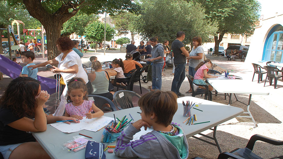 Pequeños en el concurso de dibujo celebrado el pasado año durante el pórtico festivo de la localidad.