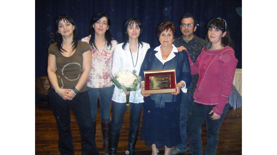 Pepo junto a sus hermanas Pilar, Marta, Marga y Teresa, y su madre Pilar.