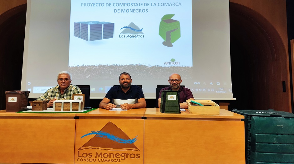 El consejero comarcal de Medio Ambiente, Valentín Calle, el presidente de la Comarca de Los Monegros, Pedro Loscertales, y el técnico de la empresa Vermican Soluciones de Compostaje, Nicolás Sallaberry, durante la presentación del proyecto de compostaje en Sariñena el pasado mes de junio.