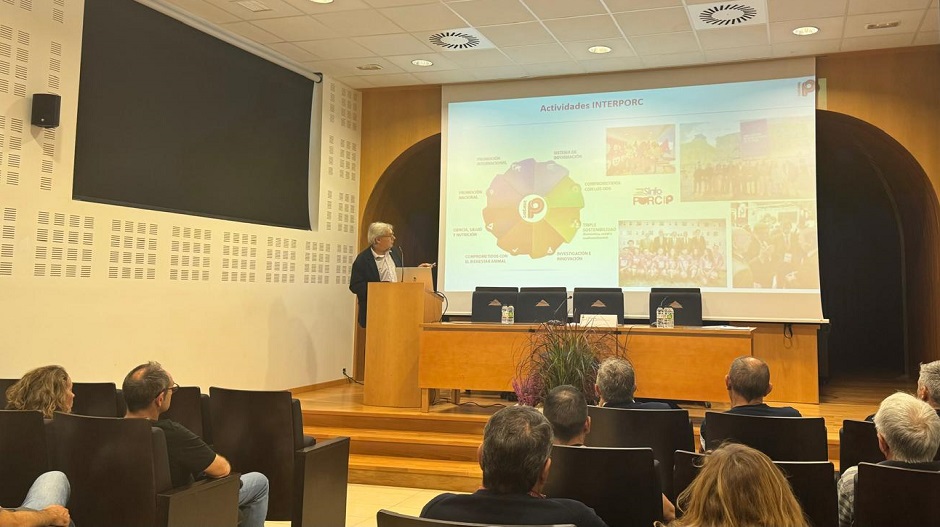 Alejandro Vicente, técnico de Interporc, en su intervención la mañana de este sábado en Femoga.