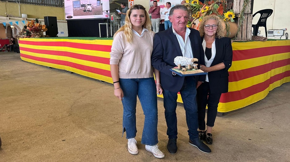 Ángel Maza, junto a su mujer e hija, recogiendo el galardón.