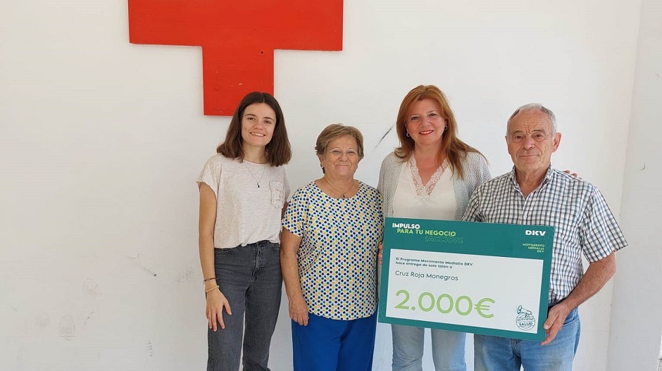 Momento de la entrega del cheque a Cruz Roja Monegros por parte de la empresa Vocación Seguros, oficina comercial de DKV.