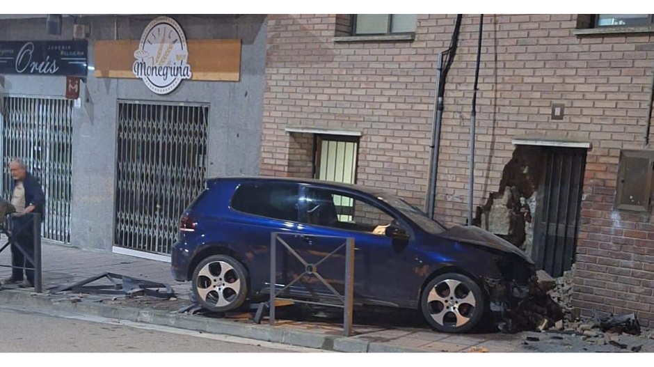 El vehículo se empotró contra la puerta de entrada de la vivienda y causó daños en la fachada. 