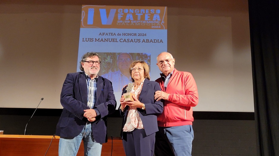 Luis Manuel Casáus en el momento de la entrega del reconocimiento.