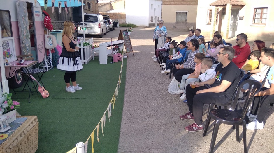 Familias disfrutando de la actuación de Belentuela el pasado mes en Torres de Barbués.