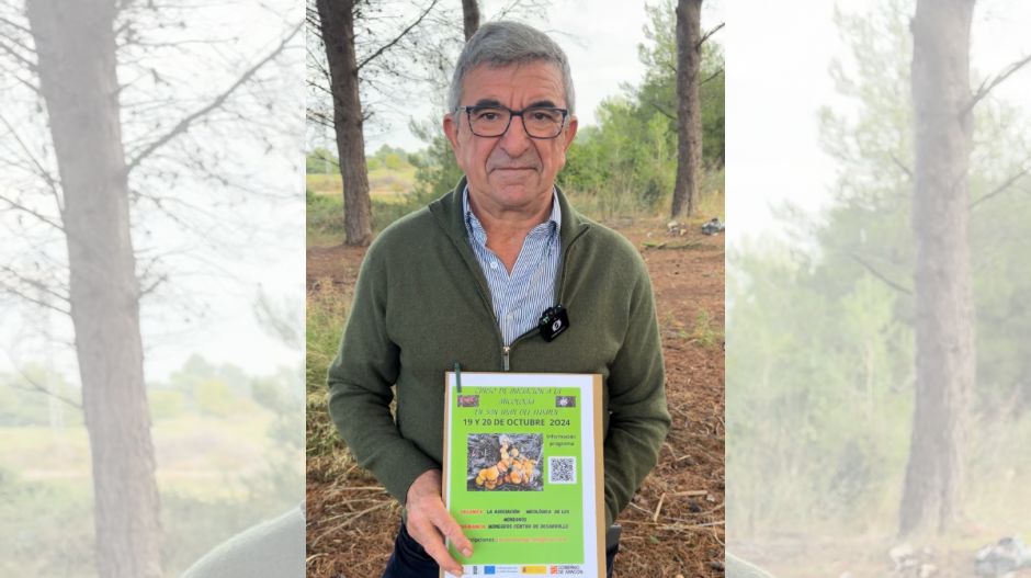 Jesús Fantova, presidente de la Asociación Micológica de Los Monegros, sujetando el cartel del curso.