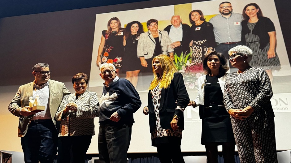 La familia Gascón, junto a María Jesús Laguna, recogiendo el galardón.