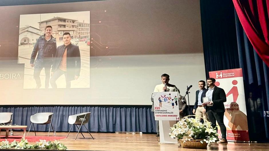 Los hermanos Lizer y Mascún Ariste en su discurso tras recibir el premio.