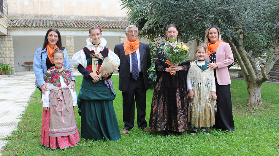 En el centro, el pregonero, junto a las mairalesas y las integrantes de la Comisión de Fiestas.