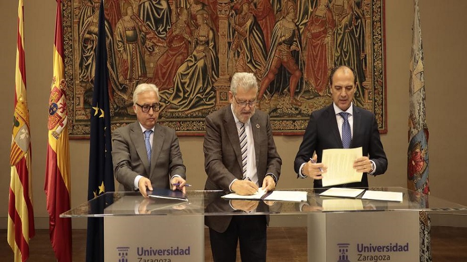 El consejero de Agricultura, Javier Rincón, el rector de la Universidad de Zaragoza, José Antonio Mayoral, y el consejero de Sanidad, José Luis Bancalero, firman el convenio para desarrollar el Plan de Secuenciación Epidemiológica Integrada de Patógenos.