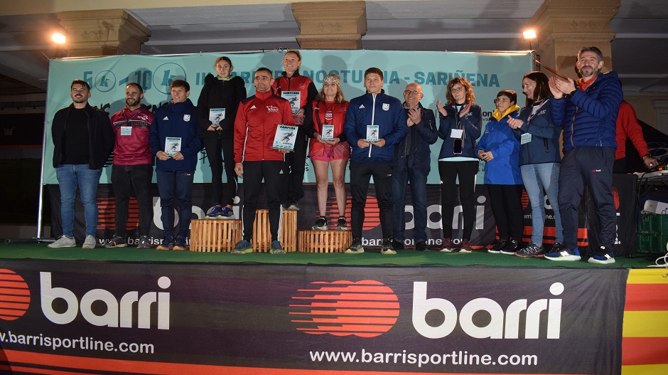 Los ganadores de la 10K en categoría absoluta junto a integrantes de la organización de la prueba.