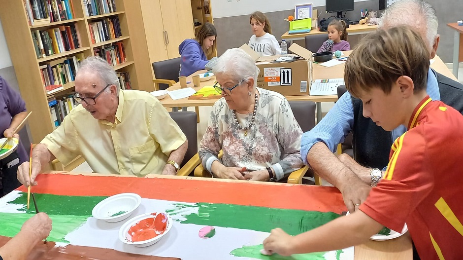 Pequeños y mayores hicieron un taller de manualidades el pasado martes en la residencia.