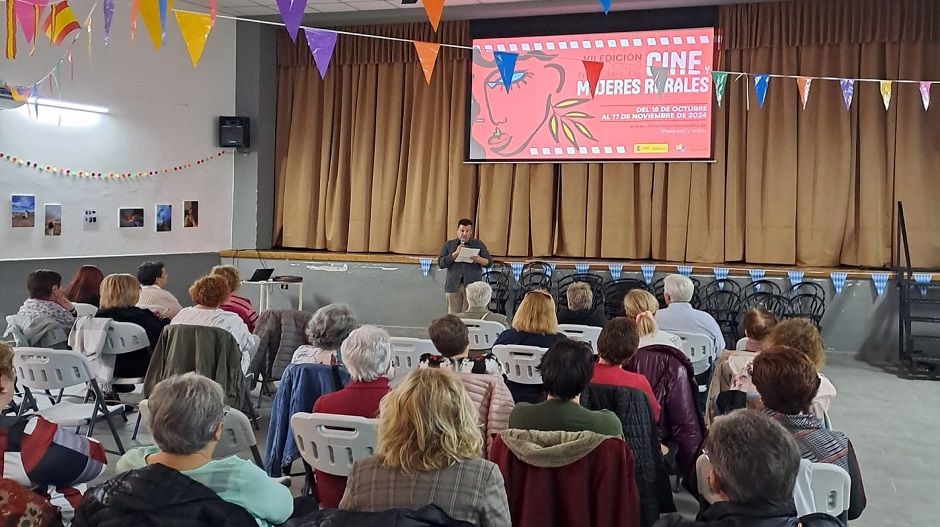 El consejero comarcal de Juventud, Igualdad y Derechos Sociales, Óscar Gavín, en la presentación del acto.