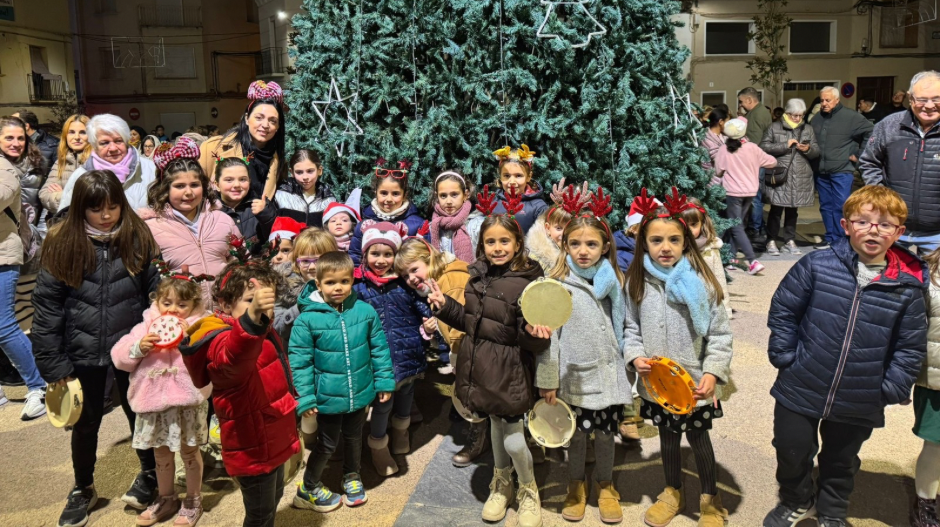 Niños y niñas de la Escuela Municipal de Jota cantaron villancicos en el encendido de luces.