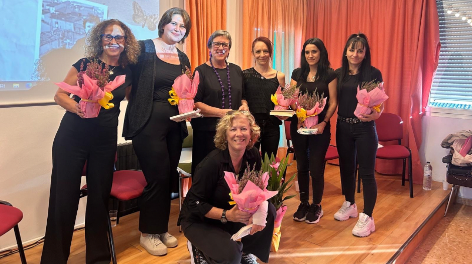 Integrantes del grupo “Tejiendo Sororidad” con la directora de la obra, Inma Cáceres, y Begoña Abad.