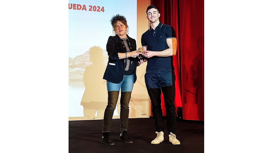 Entrega del premio “En Monegros se rueda” al director Cristian Fidel.