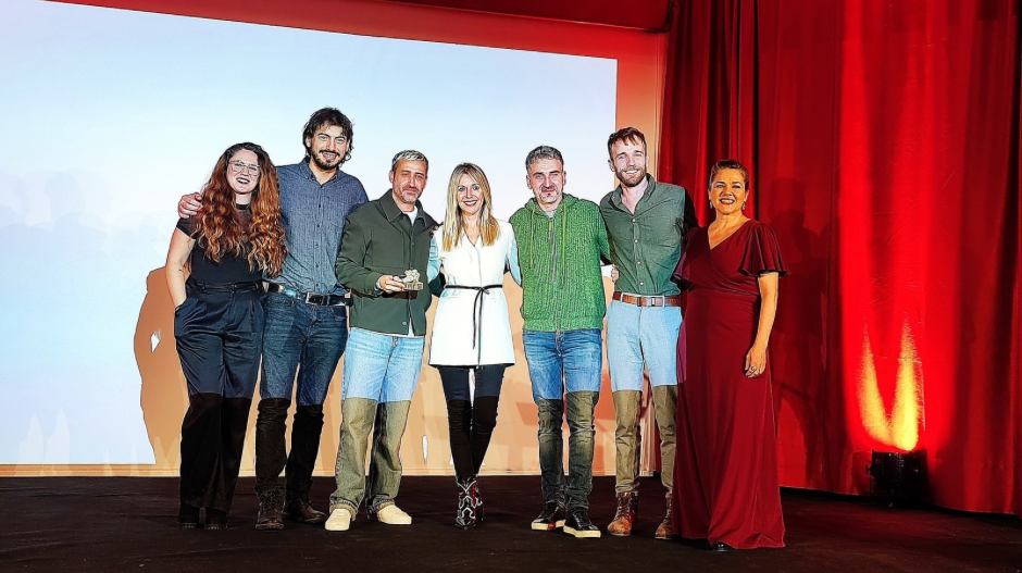 El director de “Violetas” junto a su equipo.