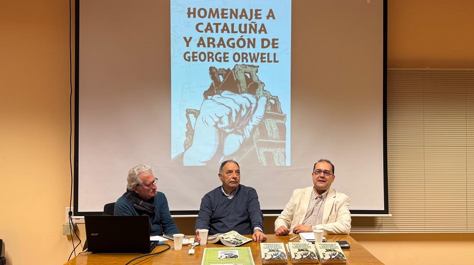 Salvador Trallero y los autores durante la presentación del libro 'Homenaje a Cataluña y Aragón de George Orwell'.